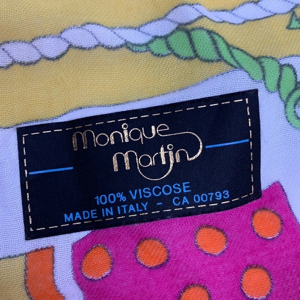 Monique Marting Square Scharf